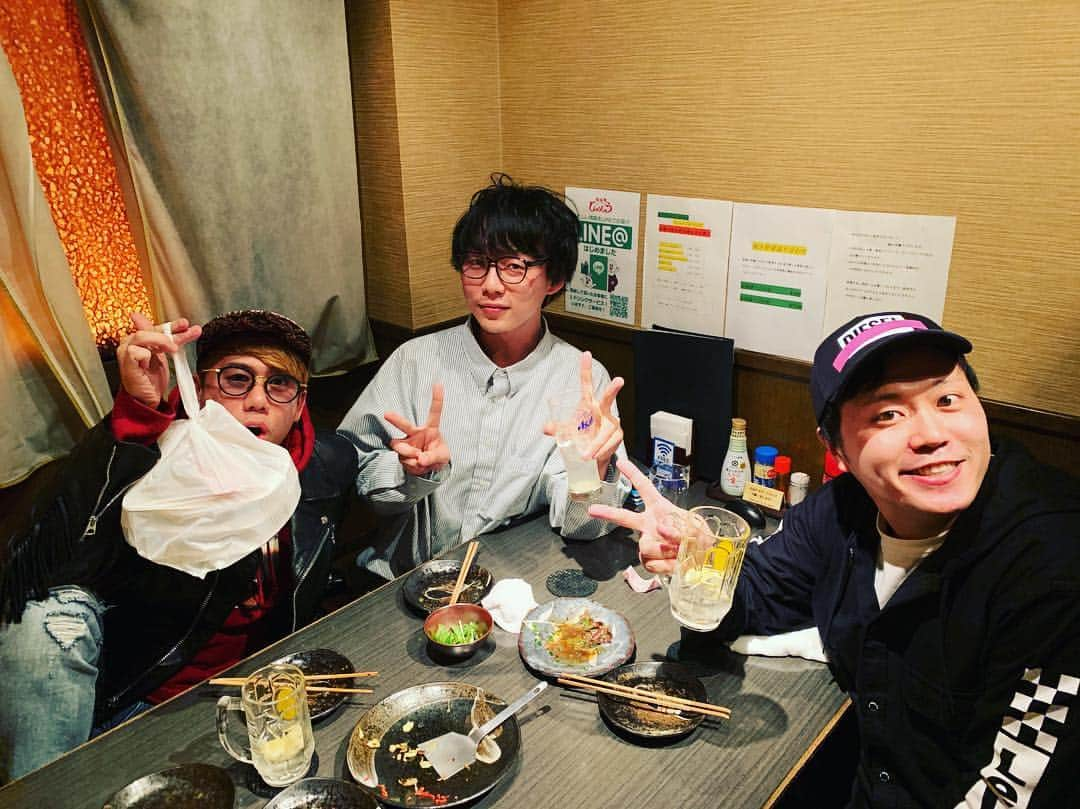 川畑要さんのインスタグラム写真 - (川畑要Instagram)「昨夜は仕事終わりにこのお二人と久しぶりに食事しました‼️ 元気そうで何より😁 💪(￣^￣)ゞ要 #川畑要  #chemistry  #かなめ屋  #singer  #jonte #エハラマサヒロ #歌舞伎町 #じゅうじゅう #焼きそば美味すぎ」4月13日 13時57分 - kawabata1979