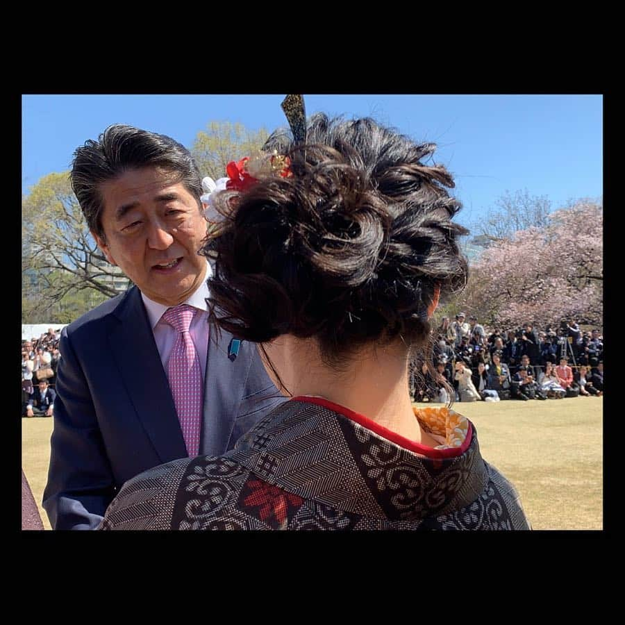 西田あいさんのインスタグラム写真 - (西田あいInstagram)「『桜を見る会』に初参加させていただきました🌸 安倍首相・昭恵夫人をはじめ、たくさんの先輩方との楽しいひととき🌸 大島紬もかっこよかったな🌸 あいがともさげもしたぁ🌸 ・ #桜を見る会 #とっても綺麗でした #大島紬 #鹿児島 #薩摩大使  #私の後頭部 #充実の土曜日 #あいがともさげもしたぁ #kimono #japanese_culture」4月13日 13時58分 - nishidaai