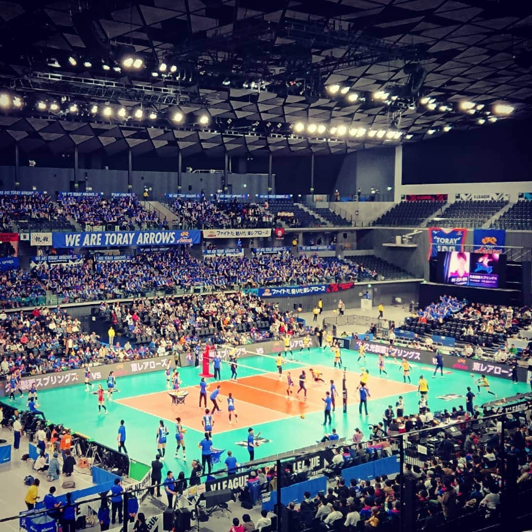 杉田芳尚さんのインスタグラム写真 - (杉田芳尚Instagram)「・ ・  いよいよバレーボールのシーズン集大成!!!!! Women's Grand Final !  久光製薬スプリングス  vs  東レアローズ  JAPAN のメンバーにも選ばれてる選手がコートで躍動してます‼️ さー、どちらが優勝だ⁉️ #Volleyball  #Vリーグ  #Vリーグ女子  #久光製薬スプリングス #東レアローズ #DJ #MC #今日は観客席から観戦中」4月13日 13時58分 - yoshihisasugita