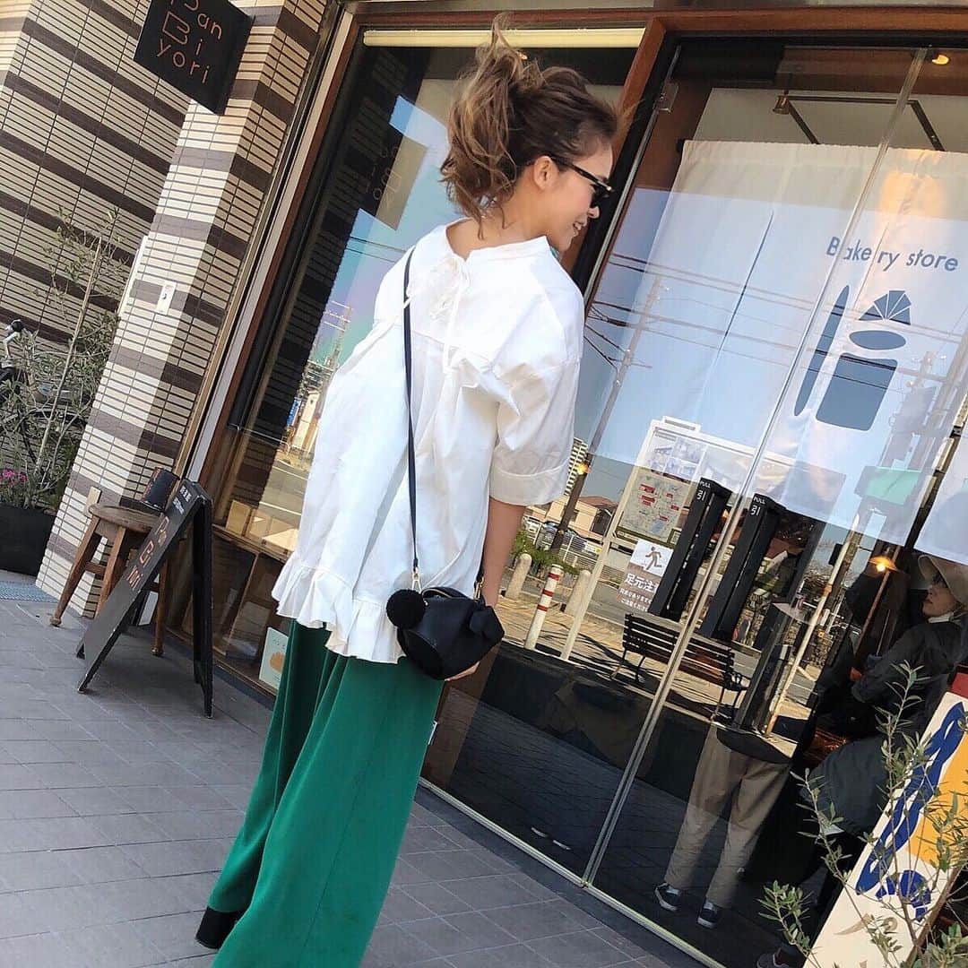Risako Yamamotoさんのインスタグラム写真 - (Risako YamamotoInstagram)「とっても良いお天気🐰🥐💚 ・ 朝から焼きたてパンを買いに♡🚙 #weekend #Saturday #sunnyday #happy #panbiyori #ootd #fashion #coordinate #sono #rosymonster #loewe」4月13日 14時13分 - risako_yamamoto