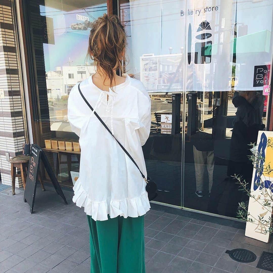 Risako Yamamotoさんのインスタグラム写真 - (Risako YamamotoInstagram)「とっても良いお天気🐰🥐💚 ・ 朝から焼きたてパンを買いに♡🚙 #weekend #Saturday #sunnyday #happy #panbiyori #ootd #fashion #coordinate #sono #rosymonster #loewe」4月13日 14時13分 - risako_yamamoto