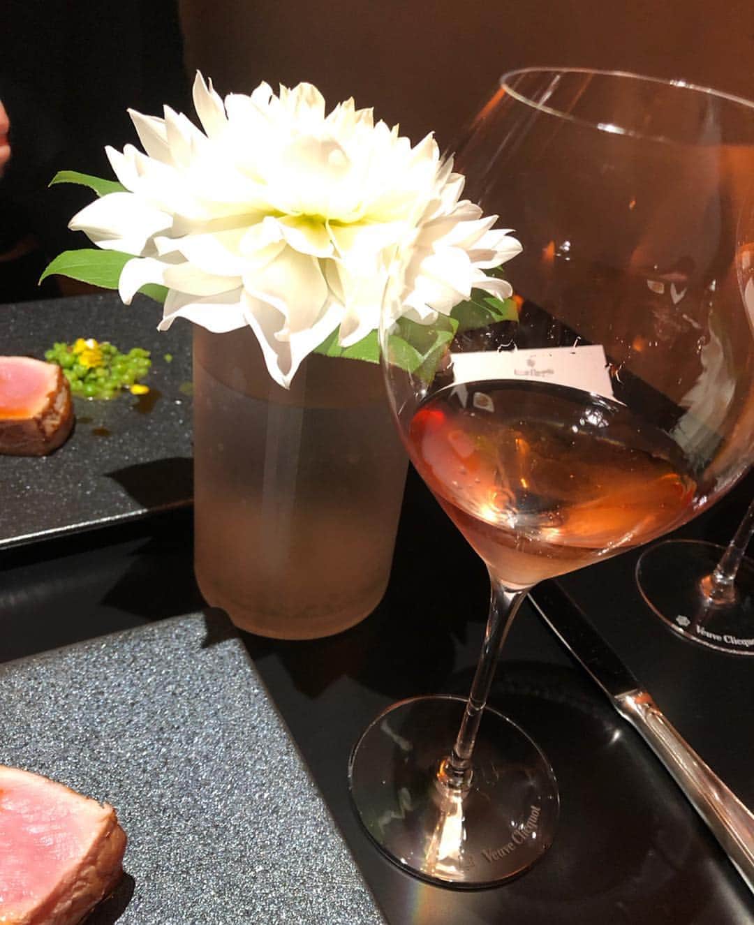 舟山久美子（くみっきー）さんのインスタグラム写真 - (舟山久美子（くみっきー）Instagram)「【 LA GRANDE DAME 2008 EXCLUSIVE LAUNCH EVENT 】  のお披露目パーティーにお邪魔させていただきました。✨✨ 10 代目 最高醸造責任者ドミニク・ドゥマルヴィルさんが手掛けた 初めてのヴィンテージの「ラ・グランダム 2008」を頂きました。  神戸の bb9 坂井剛シェフがお料理をしてくださり、ラ・グランダム 2008とのコラボレーションです🥺  飲んだ瞬間とても飲みやすくてびっくりしました。 個性もありながら、何のお料理と合わせても邪魔をせず、上品。繊細であってとても豊潤。。。 ワンランク上へ連れて行ってくれる感じ。  素敵なマダムの皆様に混ざらせて頂きましたが、このシャンパンが似合う、素敵な女性になりたいなと思いました。  長い余韻と感動が未だに続いています🥰  ほんの少しの時間でしたが、 もえかちゃん、せいなさん、やこさんと会話に花が咲いた素敵な夜でした❤️ @veuveclicquot  #VeuveClicquotLaGrandeDame2008  #LAGRANDEDAME2008  #party #ヴーヴクリコ #シャンパン #dinner」4月13日 14時14分 - kumikofunayama