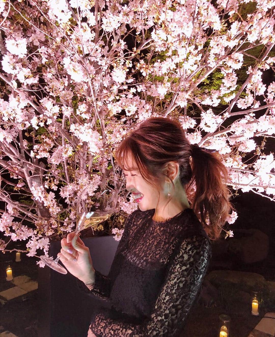 のインスタグラム：「【 LA GRANDE DAME 2008 EXCLUSIVE LAUNCH EVENT 】  のお披露目パーティーにお邪魔させていただきました。✨✨ 10 代目 最高醸造責任者ドミニク・ドゥマルヴィルさんが手掛けた 初めてのヴィンテージの「ラ・グランダム 2008」を頂きました。  神戸の bb9 坂井剛シェフがお料理をしてくださり、ラ・グランダム 2008とのコラボレーションです🥺  飲んだ瞬間とても飲みやすくてびっくりしました。 個性もありながら、何のお料理と合わせても邪魔をせず、上品。繊細であってとても豊潤。。。 ワンランク上へ連れて行ってくれる感じ。  素敵なマダムの皆様に混ざらせて頂きましたが、このシャンパンが似合う、素敵な女性になりたいなと思いました。  長い余韻と感動が未だに続いています🥰  ほんの少しの時間でしたが、 もえかちゃん、せいなさん、やこさんと会話に花が咲いた素敵な夜でした❤️ @veuveclicquot  #VeuveClicquotLaGrandeDame2008  #LAGRANDEDAME2008  #party #ヴーヴクリコ #シャンパン #dinner」