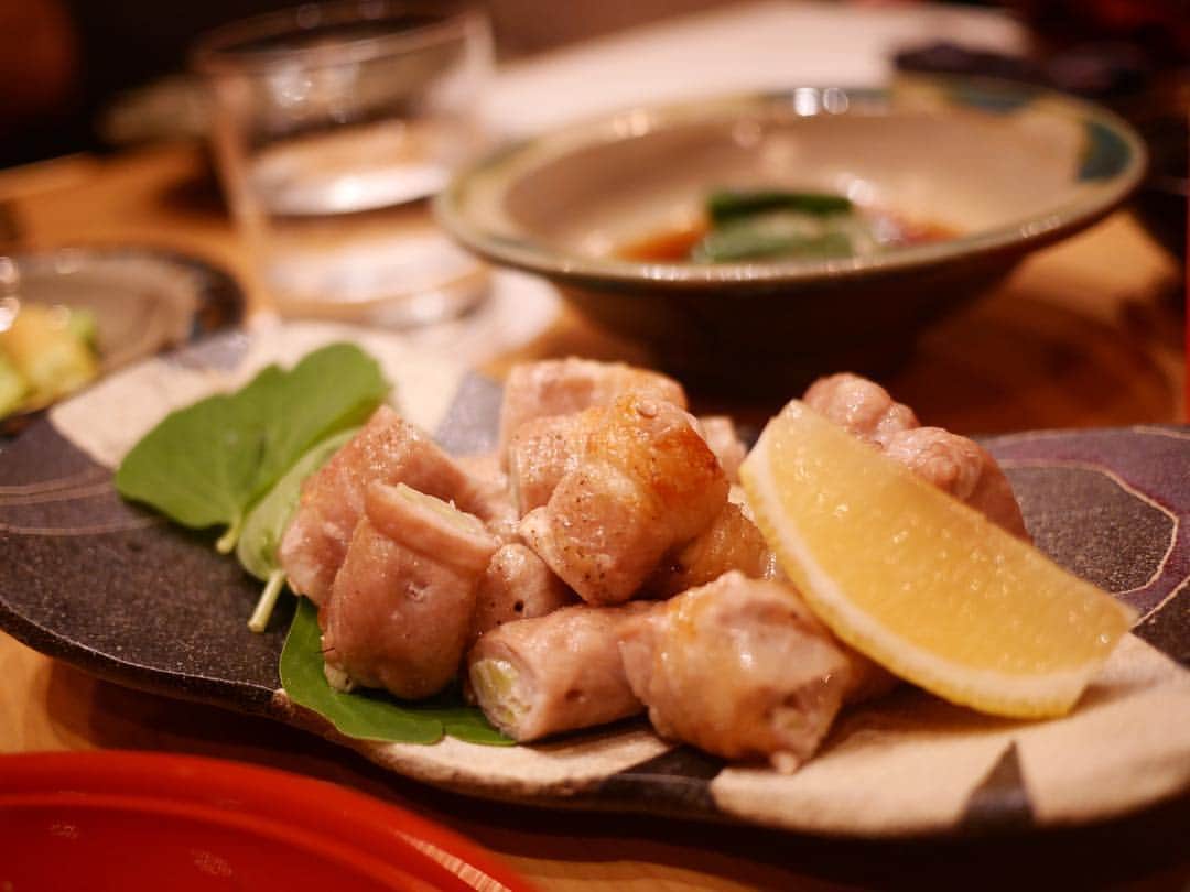 松本亜希さんのインスタグラム写真 - (松本亜希Instagram)「・ 宿泊した @hyattregencyseragaki 内のレストラン"シラカチ"の炉端に夜ご飯行きました🍴 ・ 雰囲気もすごく良くて、沖縄料理食べれて大満足でした😍 特に、写真4枚目の#島らっきょうのアグー豚巻き がめちゃ美味しくてお代わり注文した🤣 写真5枚目の#鶏皮にんにく巻き も◎ てか全部美味しかったなぁ♡ 沖縄料理やっぱ大好きだー😍😍 ・ 最後に、母のお誕生日のお祝いもサプライズでお願いしてました💕 今日がお誕生日の母🎉 息子が産まれてから、"改めて母って本当にすごいな、愛情いっぱいに育ててくれたことに本当に感謝だな"って実感してる。 家族のために、そして孫のためにも益々元気で居てほしい😌 ママ、お誕生日おめでとう👏💕 ＿＿＿＿＿＿＿＿＿＿＿＿＿＿＿＿ #沖縄 #okinawa #沖縄旅行 #家族旅行 #ハイアットリージェンシー瀬良垣アイランド沖縄 #シラカチ #炉端焼き  #akirontravel✈️ #子連れ沖縄 #10月生まれ #男の子ママ #love #aki_mamalife #babyboy #baby #boy  #息子 #生後6ヶ月」4月13日 14時16分 - m_akiron