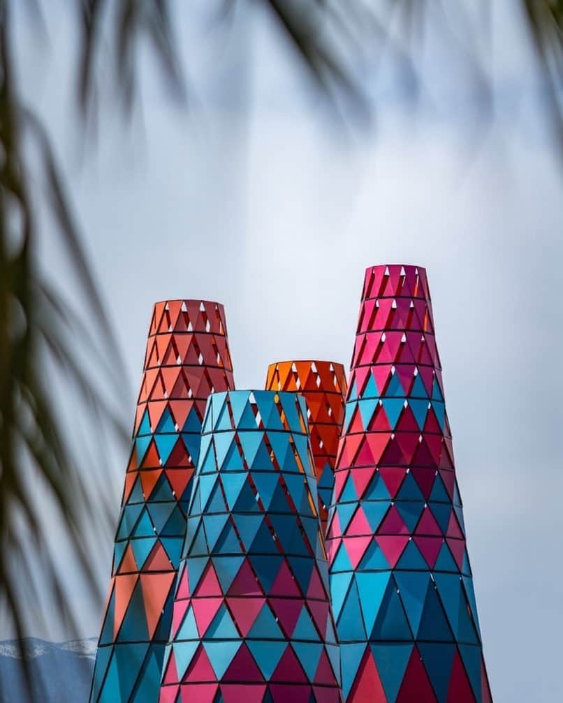 Design Milkさんのインスタグラム写真 - (Design MilkInstagram)「If you’re at @coachella, take a break from the music and check out the artist #installations, like @kerearchitecture’s “Sabarlé ke,” a installation of 12 towering colorful trees inspired by the #baobabtree. \\\ photo by @lance.gerber」4月13日 14時16分 - designmilk