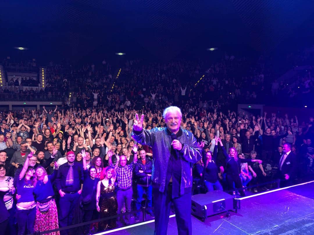 ジョルジオ・モロダーのインスタグラム：「Thank you Berlin, for a funky Friday evening! Now off to Düsseldorf and Frankfurt! 📸 by my fantastic singer @simonfeenstra」