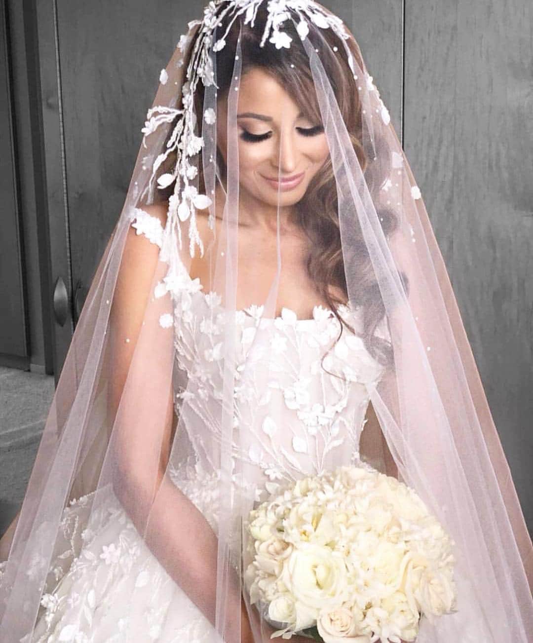 Steven Khalilさんのインスタグラム写真 - (Steven KhalilInstagram)「A veil and gown that marry perfectly together for this gorgeous #StevenKhalilBride. #StevenKhalil Photo @weddingsbyyourstruly」4月13日 14時30分 - steven_khalil