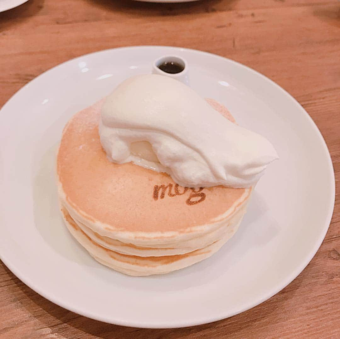 雛月乙葉さんのインスタグラム写真 - (雛月乙葉Instagram)「・ ゆうゆとタジィとパンケーキランチ🥞 ・ ゆうゆは音楽学校時代、お掃除場所が同じだった事もあり私にとってお姉さん的存在✨ ・ 昔からパワフルで真面目で優しい人。 ・ 次はこっちゃんも一緒に会いたいな🐥 ・ #優香りこ#おかえりなさい#関西人#お土産もありがとう😊」4月13日 14時33分 - h.ayano.m