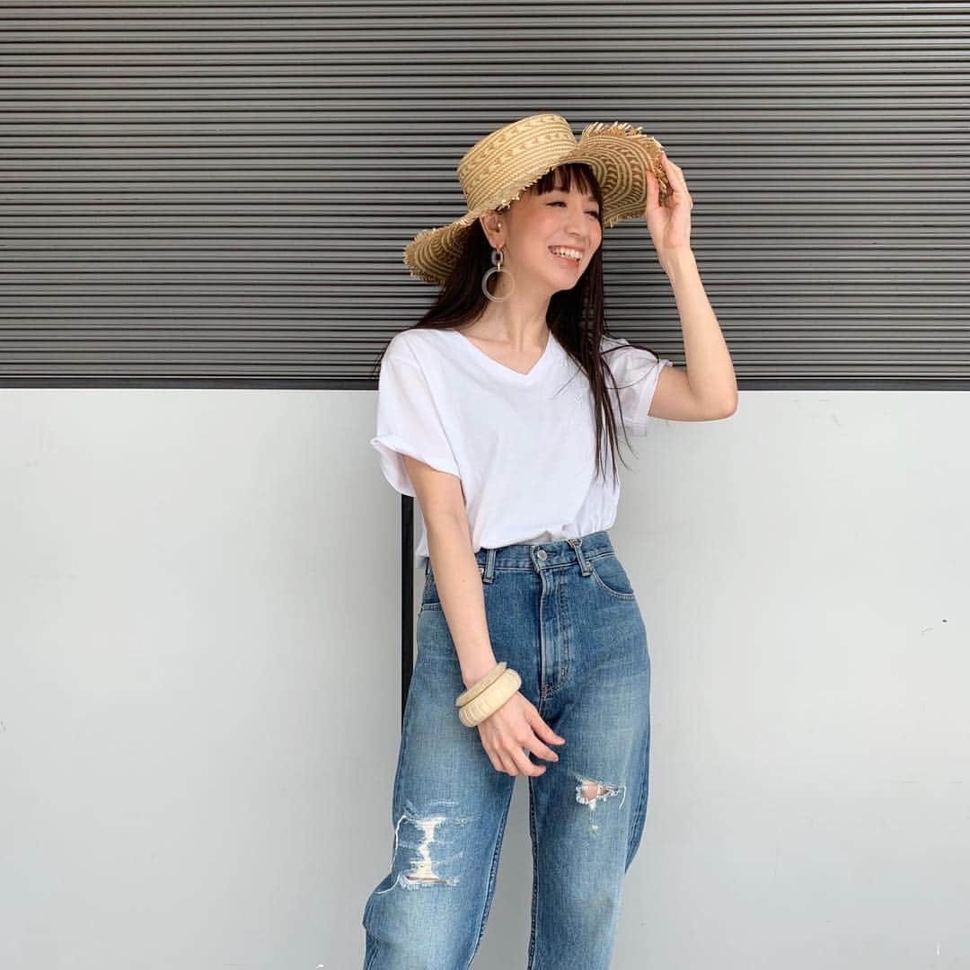 ungrid_minamiのインスタグラム：「Leolaさん新曲おめでとうございます💓 今回も最高の歌声でした! ジャケットのTシャツがUngridのお洋服って嬉しいっ!!! さっそく私も#白Tチャレンジ に参加✨  #Leola #stay_beautiful」