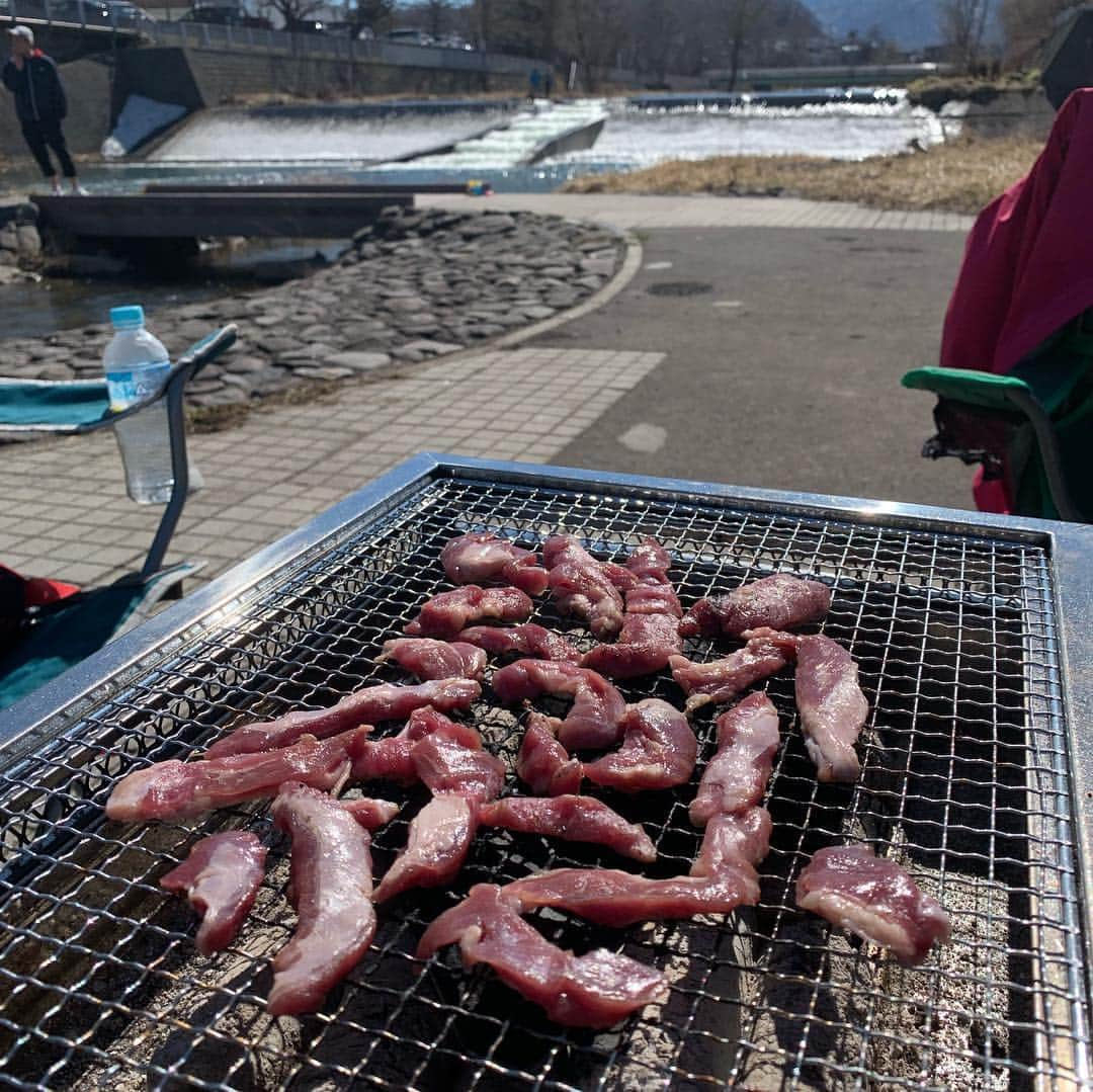 阿部晋也さんのインスタグラム写真 - (阿部晋也Instagram)「今年初の家族BBQ、札幌は晴天ナリ☀️ #サバが美味い #サッポロクラシック春の薫り  #北海道最高 #テツもいるよ」4月13日 14時44分 - shinyabe106