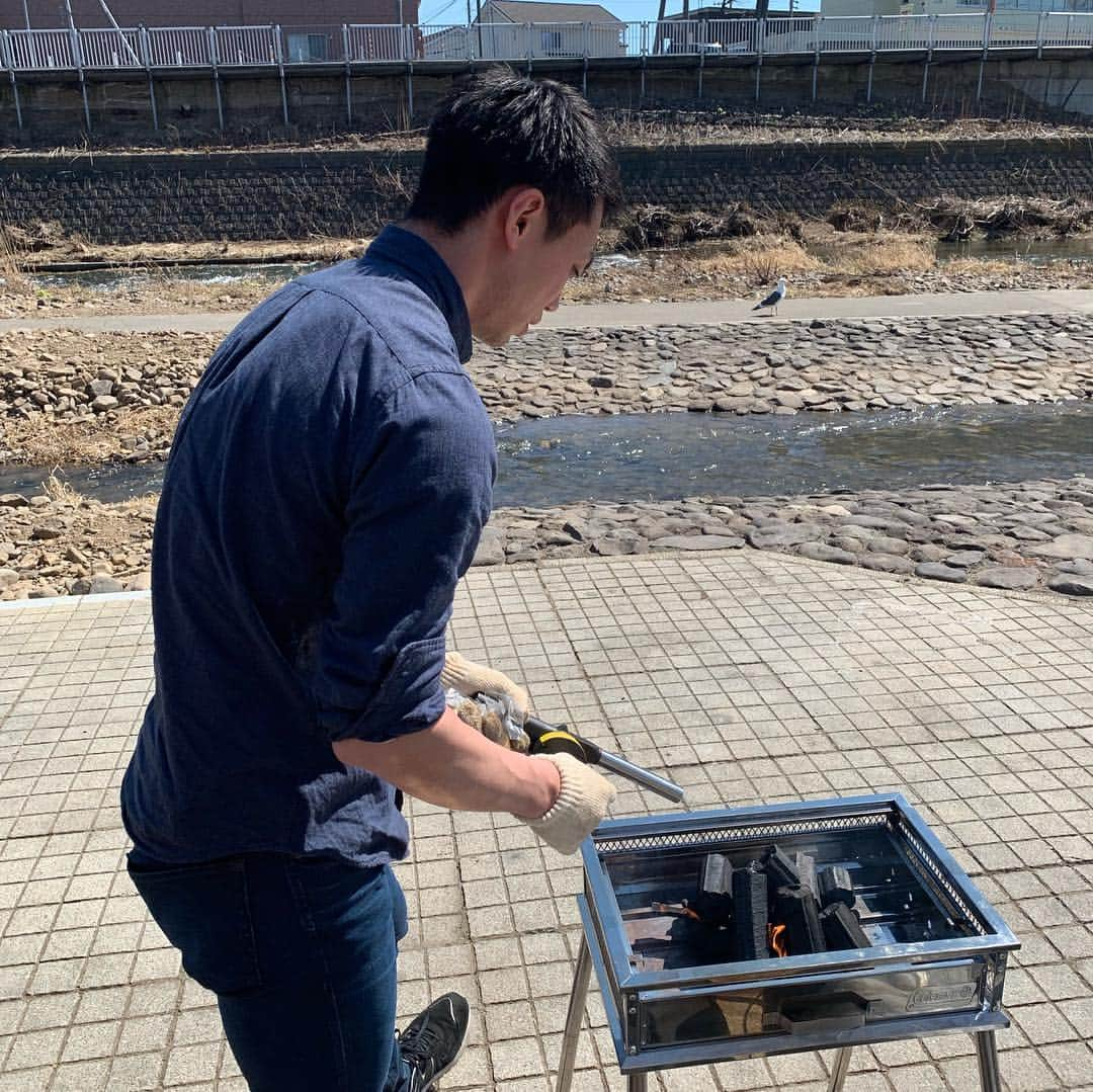 阿部晋也さんのインスタグラム写真 - (阿部晋也Instagram)「今年初の家族BBQ、札幌は晴天ナリ☀️ #サバが美味い #サッポロクラシック春の薫り  #北海道最高 #テツもいるよ」4月13日 14時44分 - shinyabe106