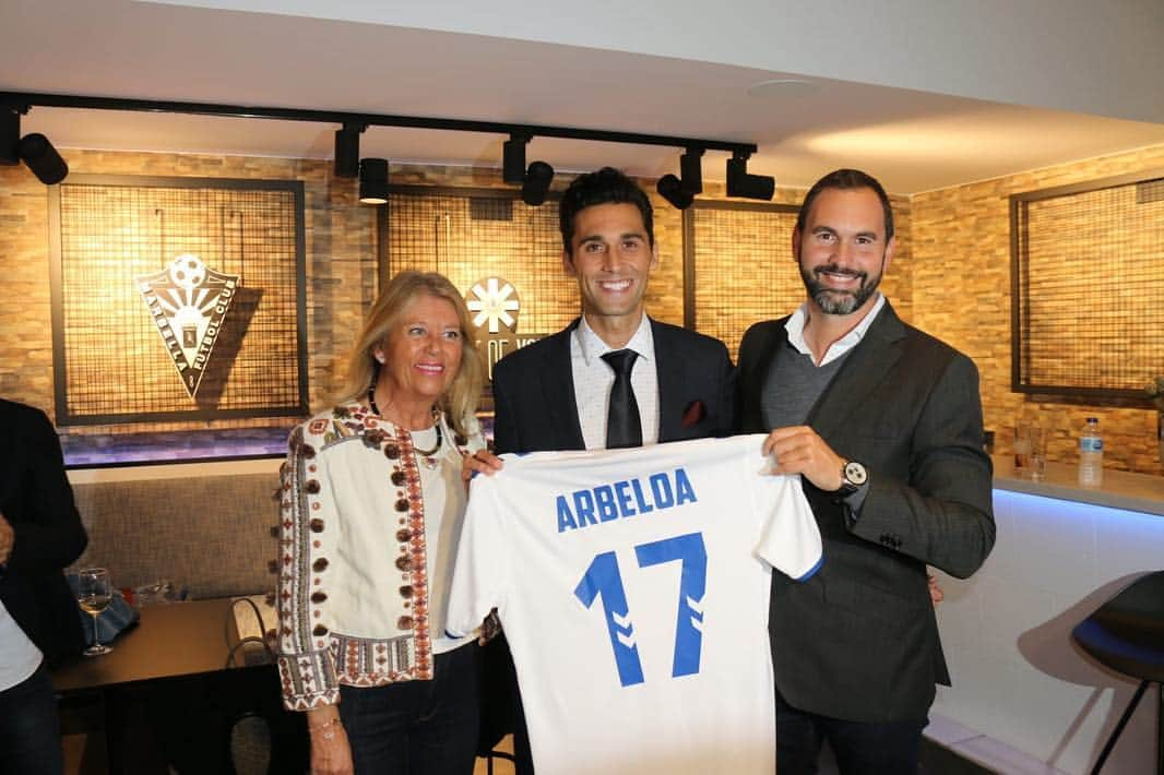 アルバロ・アルベロアさんのインスタグラム写真 - (アルバロ・アルベロアInstagram)「Un placer acudir a la inauguración del nuevo palco del @marbellafcoficial.  Muchísimas gracias por la invitación y a la alcaldesa por su cariño.  Un proyecto ilusionante a la altura de una gran ciudad. ¡Mucha suerte! ⚽️🏟」4月14日 1時37分 - arbeloa