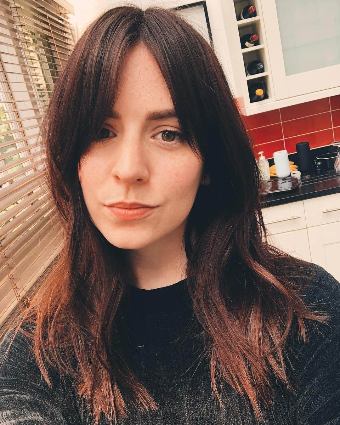 ジェマ・スタイルズさんのインスタグラム写真 - (ジェマ・スタイルズInstagram)「A HASTILY DECIDED UPON FRINGE (and washing up half finished) 🧴🧽 thanks as always to @natashadallura @bleachlondon who makes my hair nice - then talks me off a ledge when I panic about it 🥰😂」4月14日 0時16分 - gemmastyles