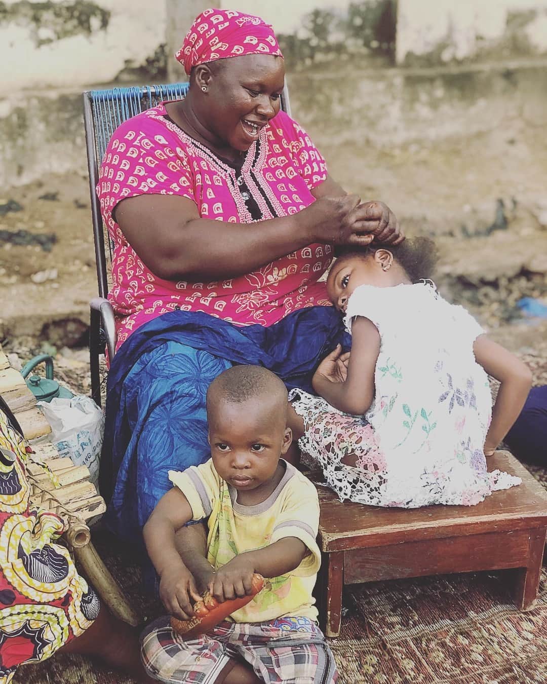 中鉢明子さんのインスタグラム写真 - (中鉢明子Instagram)「🇲🇱Mama Africa🌍 #Life #Bamako #Mali #africa お母さんが歌いながら髪を結うなんとも幸せな光景 この旅で撮った中で一番のお気に入りの一枚。これは大きく現像してこの女性にプレゼントしようかな！#マリ共和国 #アフリカ #ママアフリカ#travel」4月14日 0時17分 - akiko_harlem