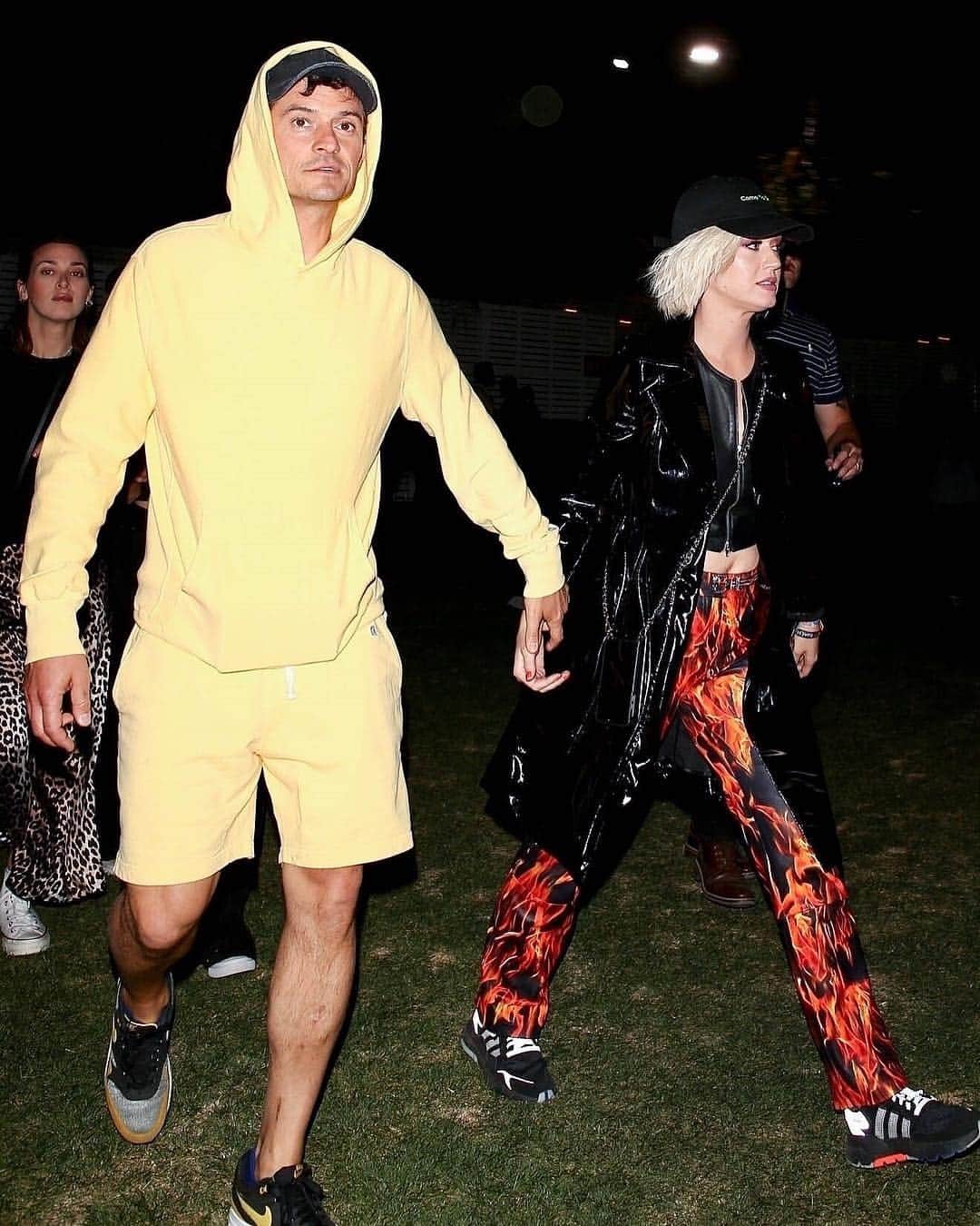 Just Jaredさんのインスタグラム写真 - (Just JaredInstagram)「@orlandobloom and @katyperry hold hands while attending the first night of Coachella. Go to JustJared.com to see more of their PDA at the festival! #KatyPerry #OrlandoBloom Photo: Backgrid」4月14日 0時17分 - justjared