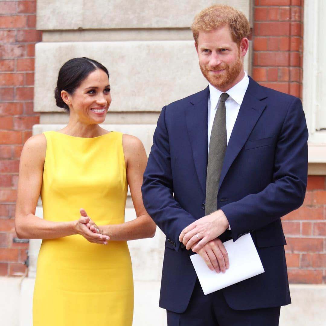 British Vogueさんのインスタグラム写真 - (British VogueInstagram)「After it emerged that the Duke and Duchess of Sussex will not announce the arrival of their baby until they've had the opportunity to "celebrate privately" as a family, royal correspondent Victoria Murphy (@ByQueenVic) weighs in on the couple's very modern approach to life in the monarchy for #BritishVogue, via the link in bio.」4月14日 0時13分 - britishvogue