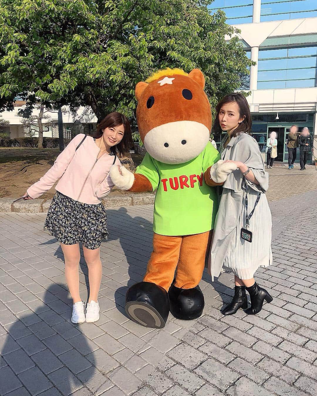 黒澤詩音のインスタグラム：「*﻿ ﻿ 今週で春の中山は最終週🌸﻿ ﻿ 今開催は、まいぴょんと行ってきました🐴﻿ #ターフィーくん も久しぶり！﻿ ﻿ 平日は #大井競馬場 も行ったし、相変わらず #umajo 生活🐴﻿笑。 ﻿ ﻿ 本日の #グリーンチャンネル もご視聴ありがとうございました😊﻿ ﻿ また来週 土曜朝9時にお会いしましょう🐴﻿ ﻿ ﻿ #石岡真衣 ちゃん #うまじょ #競馬観戦 ＃競馬場 #🏇 #s2umajo #keiba #競馬 明日は #皐月賞 #中山競馬場」