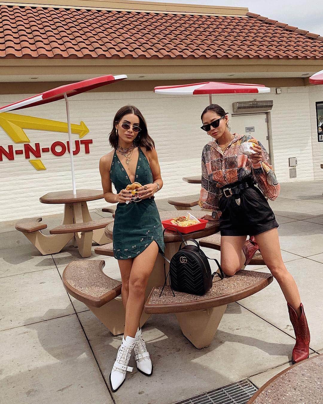 Cosmopolitanさんのインスタグラム写真 - (CosmopolitanInstagram)「This is @camilacoelho and @songofstyle's pre-#Coachella tradition and I want *in* 🍔 🍟」4月14日 0時21分 - cosmopolitan