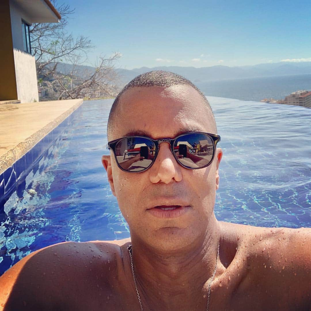 ヤニック・トゥルースデールさんのインスタグラム写真 - (ヤニック・トゥルースデールInstagram)「Last day in paradise. 😩  If it was up to me I’d post pictures of that pool and view for the rest of the year!」4月14日 0時24分 - yanic_truesdale