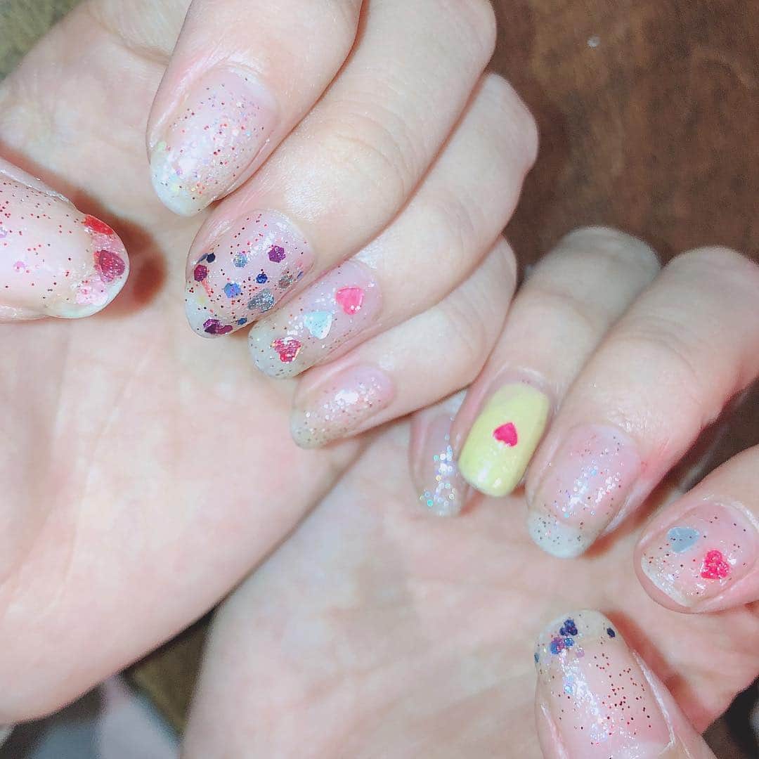 豊永阿紀さんのインスタグラム写真 - (豊永阿紀Instagram)「#とよながのつめ さしさんマーケットでいただいたマニキュアたちで塗りました。右の薬指には、指原さんの黄色を。無意識のオムライスカラー。  #HOMEI #プリンセスの願い #フェロモン中毒 #真実と嘘」4月14日 0時26分 - aki_t_official