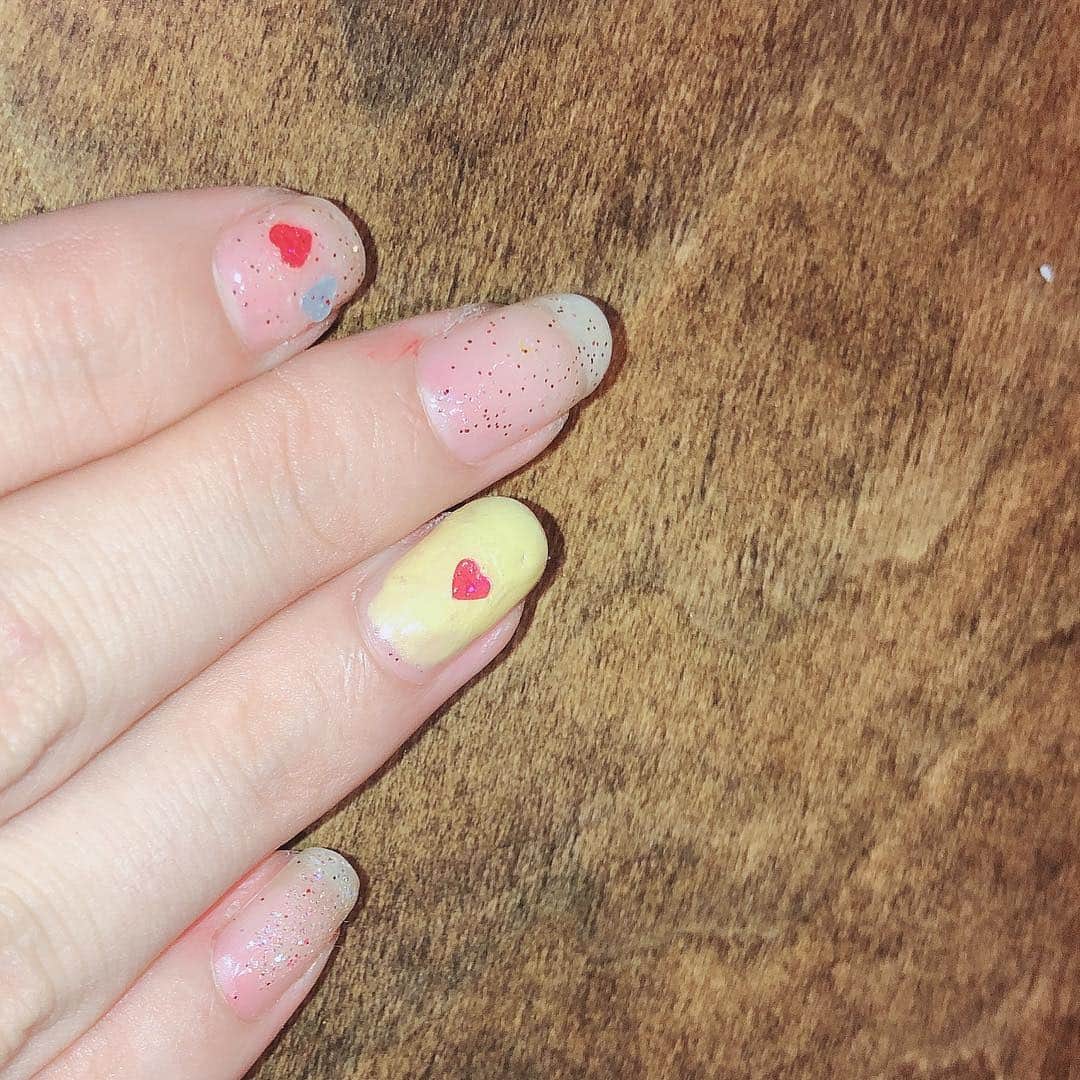 豊永阿紀さんのインスタグラム写真 - (豊永阿紀Instagram)「#とよながのつめ さしさんマーケットでいただいたマニキュアたちで塗りました。右の薬指には、指原さんの黄色を。無意識のオムライスカラー。  #HOMEI #プリンセスの願い #フェロモン中毒 #真実と嘘」4月14日 0時26分 - aki_t_official