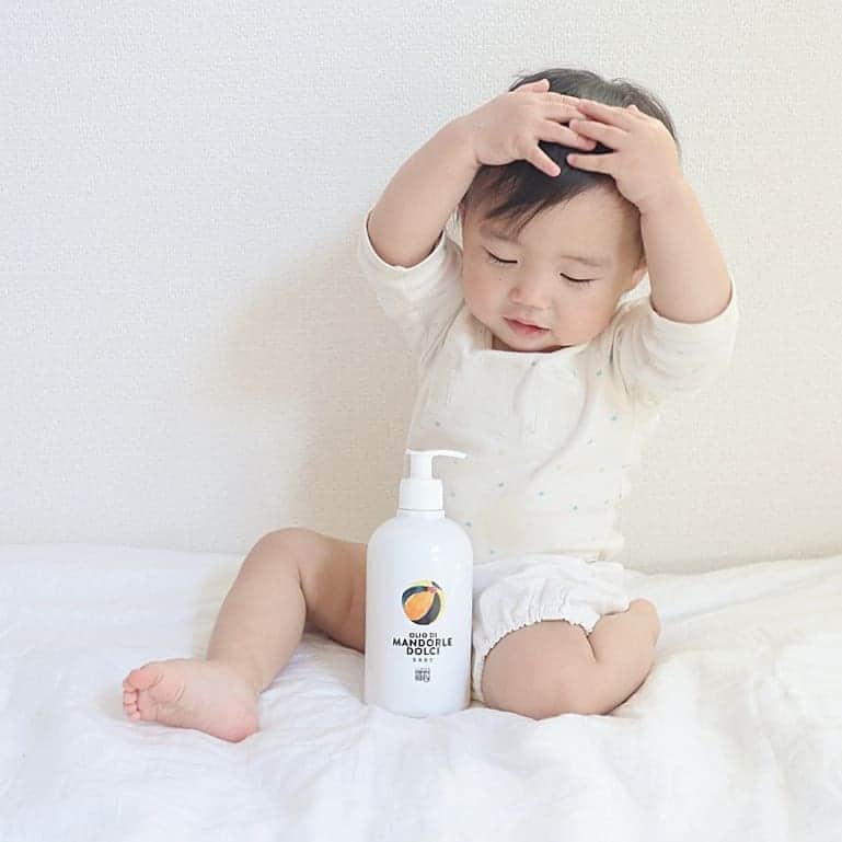 Eri Satoのインスタグラム：「「ママベビーのオイルでマッサージ中でしゅ👶」 · 最近、ベビーマッサージに興味があって···🤔 そしたら良いタイミングでイベントが💕 · 渋谷ヒカリエのザ·コンランショップ( @theconranshop.japan )にて ゴッドハンドとして有名な、 エステティシャンの高橋ミカさんが #mammababy ( @mammababy_jp )のオイルを 使ったベビーマッサージの方法を教えてくださいましたよ♪ · 手のひらや足裏をマッサージすると、感覚が刺激され運動神経にも影響したりするのだとか。 おでこや頭のマッサージも脳に良いとの事。 便秘の時にはお腹を時計回りにマッサージしてあげるなど、とにかくもう勉強になりすぎて✍️ · 早速ベビーオイルをGETして、お風呂上がりの娘と息子をマッサージしてあげました オイルはベタつかず伸びが良い！ マッサージは1分でもOK🙆 スキンシップになるし、習慣にしよう👍 · #ママベビー は コンランショップの店頭と、 オンラインショップでも 販売しています · ベビーシャンプーもすごくオススメ✨ ボトルデザインが可愛くて、 ギフトにもぴったり！ オーガニックなのに #スーパーグリーン なので値段も手頃。 家族みんなで使えるのも良いよね！ ぜひチェックしてみてね😊 · #theconranshop #conranshop#コンランショップ #thetopland#ザトップランド #ベビーオイル#ベビーマッサージ #supergreen#スーパーグリーン #オーガニック#organic #Baby#赤ちゃん#ベビー #新生児 #保湿 #マッサージ #event#イベント #プレゼント#ギフト #出産祝い#渋谷」