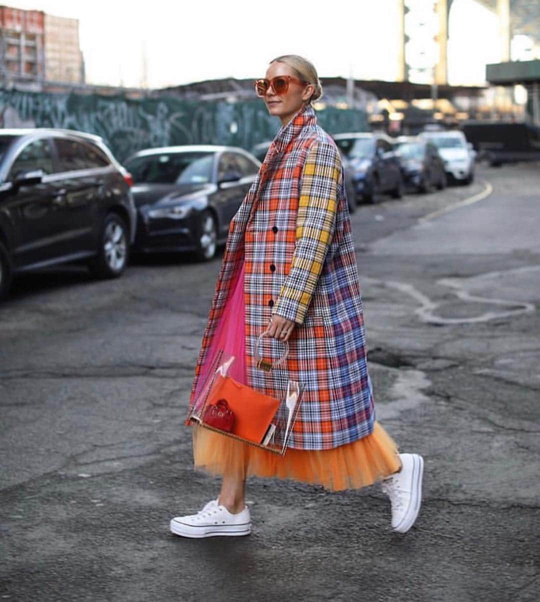 ノヴィスのインスタグラム：「💕🧡 Three of our favorite things: Plaid, Tulle and @converse.」
