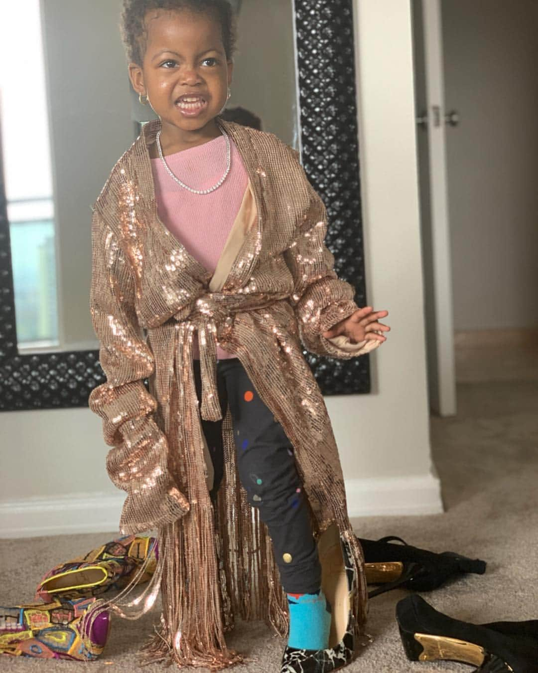 Angela Simmonsさんのインスタグラム写真 - (Angela SimmonsInstagram)「God mommy duties got me out my boy mom element lol . I’m so use to being a rough boy mom 😫 letting her play dress up in my heels and clothes . Currently doing my make up ... 💕🥰」4月14日 0時42分 - angelasimmons