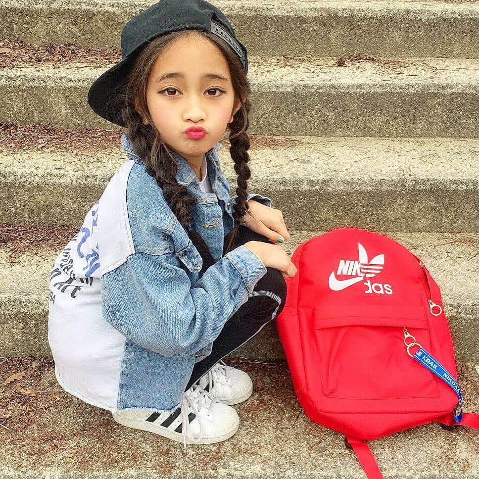 韓国子供服♡smilekids(すまいるきっず) さんのインスタグラム写真 - (韓国子供服♡smilekids(すまいるきっず) Instagram)「* * ☻ご覧頂き有難うございます☻ . . . 💛2019春夏新作🍂💛 . . . . ︎︎︎︎︎︎︎︎︎︎︎︎︎︎︎︎☑︎バックプリントがお洒落な デニムジャケット販売中です♡ ユニセックスで着用ok! まだまだ肌寒い日に使える🍃 お洒落なアウターです♡✨ . . 是非、ゲットして下さい😘 . . . . ———————————————— ♡着画model みゆうᒼᑋªⁿ♡ ☺︎smilekid専属model☺︎ @miiiina0910  身長 125cm 22kg size140 ————————————————— . . web shop http://smilekids888.com/で販売しています← —————————————————— ★ゆうちょ振込での購入も可能です★ web shopより、在庫を確認後  商品名、サイズ、カラーをDMにて 連絡頂けると幸いです☺︎ 確認後のお返事になりますので お時間を頂く場合があります。 在庫が少ない場合や再入荷の人気商品は 取り置きが難しい事があります。 ご了承ください🥺 . . —————————————————— ご購入してくださった方へ✉️ @smilekids888 をタグ付けして投稿して頂いた方を ストーリーにて紹介させて頂きます😍  さらに‥抽選で‥ 毎月、５名様にお買い物で使えるクーポンを プレゼント🎁致します☺️ . 1等‥1.000円OFFクーポン(2名様) 2等‥500円OFFクーポン(3名様) . 沢山のタグ付けをお待ちしています😍  _________________________________________ . ☻webshopには.Instagramプロフより リンクでとべます✈︎✈︎✈︎ http://smilekids888.com/ . #熊本ママ #山鹿 #裏起毛 #韓国子供服 #格安#お洒落を発信 #熊本 #キッズコーデ #キッズ#キッズファッション  #ig_kids #kids_japan #ボーダー #kjp_ootd #今日の服 #kidsfashion #プチプラコーデ  #プチプラファッション #mamagirl #リンクコーデ#ママリ#smilekids #３歳#４歳#５歳#春#新作#カラフル」4月14日 0時42分 - smilekids888