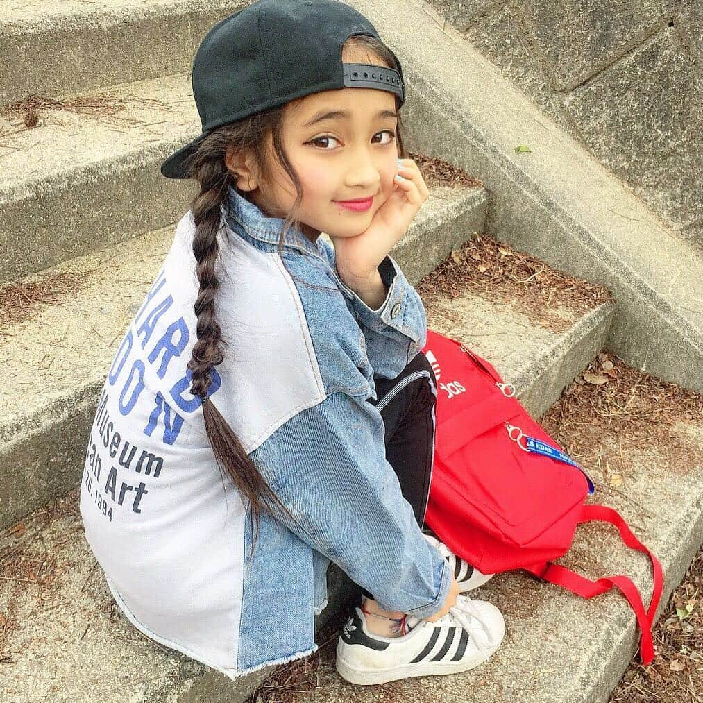 韓国子供服♡smilekids(すまいるきっず) さんのインスタグラム写真 - (韓国子供服♡smilekids(すまいるきっず) Instagram)「* * ☻ご覧頂き有難うございます☻ . . . 💛2019春夏新作🍂💛 . . . . ︎︎︎︎︎︎︎︎︎︎︎︎︎︎︎︎☑︎バックプリントがお洒落な デニムジャケット販売中です♡ ユニセックスで着用ok! まだまだ肌寒い日に使える🍃 お洒落なアウターです♡✨ . . 是非、ゲットして下さい😘 . . . . ———————————————— ♡着画model みゆうᒼᑋªⁿ♡ ☺︎smilekid専属model☺︎ @miiiina0910  身長 125cm 22kg size140 ————————————————— . . web shop http://smilekids888.com/で販売しています← —————————————————— ★ゆうちょ振込での購入も可能です★ web shopより、在庫を確認後  商品名、サイズ、カラーをDMにて 連絡頂けると幸いです☺︎ 確認後のお返事になりますので お時間を頂く場合があります。 在庫が少ない場合や再入荷の人気商品は 取り置きが難しい事があります。 ご了承ください🥺 . . —————————————————— ご購入してくださった方へ✉️ @smilekids888 をタグ付けして投稿して頂いた方を ストーリーにて紹介させて頂きます😍  さらに‥抽選で‥ 毎月、５名様にお買い物で使えるクーポンを プレゼント🎁致します☺️ . 1等‥1.000円OFFクーポン(2名様) 2等‥500円OFFクーポン(3名様) . 沢山のタグ付けをお待ちしています😍  _________________________________________ . ☻webshopには.Instagramプロフより リンクでとべます✈︎✈︎✈︎ http://smilekids888.com/ . #熊本ママ #山鹿 #裏起毛 #韓国子供服 #格安#お洒落を発信 #熊本 #キッズコーデ #キッズ#キッズファッション  #ig_kids #kids_japan #ボーダー #kjp_ootd #今日の服 #kidsfashion #プチプラコーデ  #プチプラファッション #mamagirl #リンクコーデ#ママリ#smilekids #３歳#４歳#５歳#春#新作#カラフル」4月14日 0時42分 - smilekids888