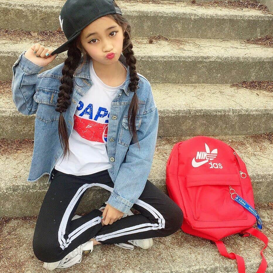 韓国子供服♡smilekids(すまいるきっず) さんのインスタグラム写真 - (韓国子供服♡smilekids(すまいるきっず) Instagram)「* * ☻ご覧頂き有難うございます☻ . . . 💛2019春夏新作🍂💛 . . . . ︎︎︎︎︎︎︎︎︎︎︎︎︎︎︎︎☑︎バックプリントがお洒落な デニムジャケット販売中です♡ ユニセックスで着用ok! まだまだ肌寒い日に使える🍃 お洒落なアウターです♡✨ . . 是非、ゲットして下さい😘 . . . . ———————————————— ♡着画model みゆうᒼᑋªⁿ♡ ☺︎smilekid専属model☺︎ @miiiina0910  身長 125cm 22kg size140 ————————————————— . . web shop http://smilekids888.com/で販売しています← —————————————————— ★ゆうちょ振込での購入も可能です★ web shopより、在庫を確認後  商品名、サイズ、カラーをDMにて 連絡頂けると幸いです☺︎ 確認後のお返事になりますので お時間を頂く場合があります。 在庫が少ない場合や再入荷の人気商品は 取り置きが難しい事があります。 ご了承ください🥺 . . —————————————————— ご購入してくださった方へ✉️ @smilekids888 をタグ付けして投稿して頂いた方を ストーリーにて紹介させて頂きます😍  さらに‥抽選で‥ 毎月、５名様にお買い物で使えるクーポンを プレゼント🎁致します☺️ . 1等‥1.000円OFFクーポン(2名様) 2等‥500円OFFクーポン(3名様) . 沢山のタグ付けをお待ちしています😍  _________________________________________ . ☻webshopには.Instagramプロフより リンクでとべます✈︎✈︎✈︎ http://smilekids888.com/ . #熊本ママ #山鹿 #裏起毛 #韓国子供服 #格安#お洒落を発信 #熊本 #キッズコーデ #キッズ#キッズファッション  #ig_kids #kids_japan #ボーダー #kjp_ootd #今日の服 #kidsfashion #プチプラコーデ  #プチプラファッション #mamagirl #リンクコーデ#ママリ#smilekids #３歳#４歳#５歳#春#新作#カラフル」4月14日 0時42分 - smilekids888