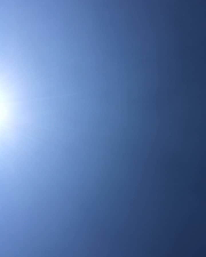 のインスタグラム：「: on your mark…set……baaaaang!!!!!!! 空がキレイ︎︎☁︎︎*. 明日もがんばろうもっと」