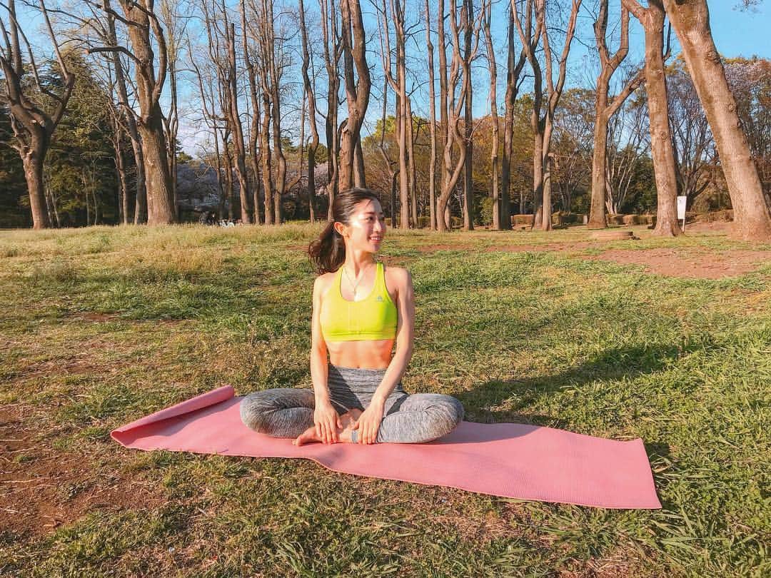 のインスタグラム：「ヨガ日和🧘‍♀️ ・ ・ 毎日があわただしくて あれもこれもと詰め込んじゃうけど  週に一度でも ゆっくり自分を味わう時間をつくりたい。  ヨガは今と向き合うことを教えてくれる なくてはならないもの。  すーはー すーはー 深呼吸💡  一一一一一一一一一一一一一一一一一一一一一一一一一一一一 #yoga#yoggy#ヨガ#ヨギー#relax#detox#park#公園ヨガ#公園#ヨガ歴#15年#ヨガウェア#ヨガ好き#ヨガライフ#yogalife#sun#sunnyday#yogagirl#yogabody#yogafam#ootd#鍛える#しなやかな身体#body#bodymake#bodymakeup」