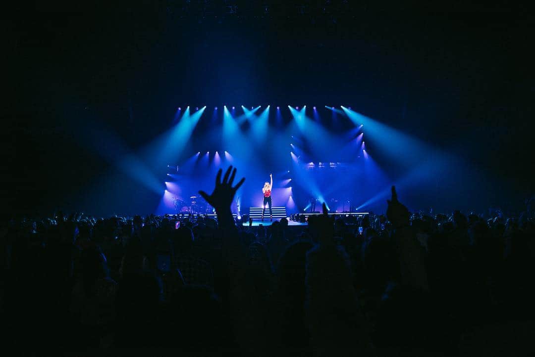 Kelsea Balleriniさんのインスタグラム写真 - (Kelsea BalleriniInstagram)「Having the time of my life on this tour. I love you so much for showing up and singing with us. My heart is going to burst it’s so full. // 📸 @_blythethomas」4月14日 0時37分 - kelseaballerini