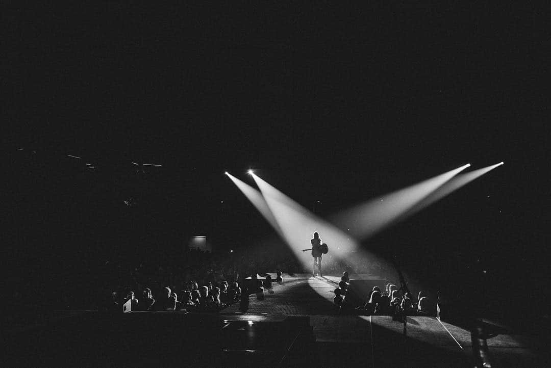 Kelsea Balleriniさんのインスタグラム写真 - (Kelsea BalleriniInstagram)「Having the time of my life on this tour. I love you so much for showing up and singing with us. My heart is going to burst it’s so full. // 📸 @_blythethomas」4月14日 0時37分 - kelseaballerini