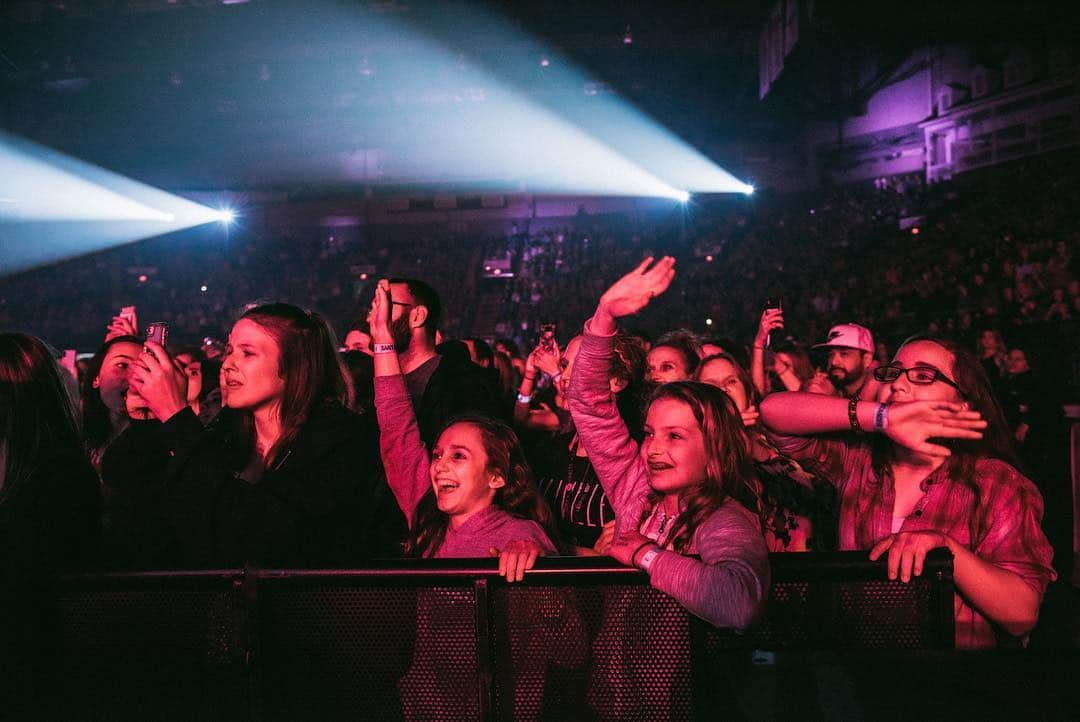 Kelsea Balleriniさんのインスタグラム写真 - (Kelsea BalleriniInstagram)「Having the time of my life on this tour. I love you so much for showing up and singing with us. My heart is going to burst it’s so full. // 📸 @_blythethomas」4月14日 0時37分 - kelseaballerini