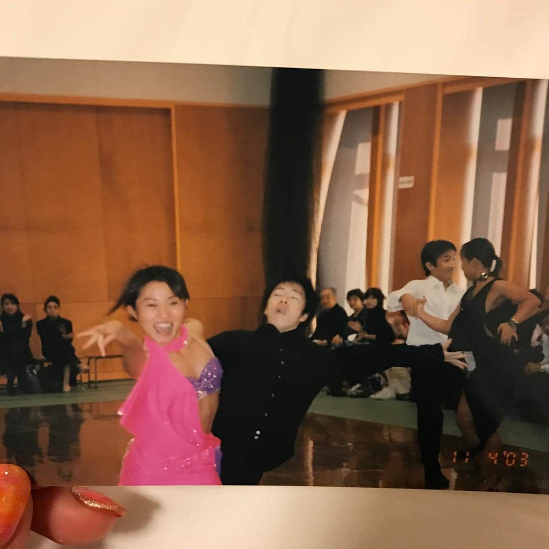 キンタロー。さんのインスタグラム写真 - (キンタロー。Instagram)「今日は大阪で色々あったけど。。 この写真みちゃったら。。。 お腹痛い😂😂😂😂😂www  後輩のめぐめぐが 大学時代の競技ダンス部の時の 写真アルバムにしてプレゼントしてくれた😭  他にもいい写真沢山あるのに！ この写真www  全てを吹き飛ばす。私の中で。  弘樹が案山子みたいだし 私はリーダー無視して突っ走ってるし まだ社交ダンスやりはじめて2年くらい ひどいwww 本当にこの写真大好きすぎる😂😂😂 何度見ても腹よじれる。 めぐみ本当にありがとう(＞＜) もっとお洒落なインスタばえする写真載せたいのに!!!! #平坂弘樹 #関西外大 #競技ダンス部」4月14日 0時39分 - kintalo_