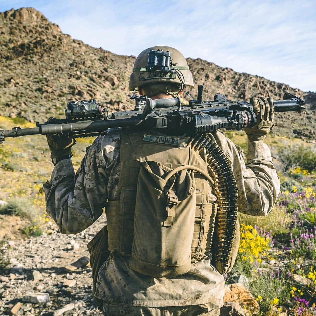 アメリカ海兵隊さんのインスタグラム写真 - (アメリカ海兵隊Instagram)「Welcome to 400  A Marine with 2nd Battalion, 8th Marine Regiment, @2dmardiv carries an M240 machine gun during a ground assault on Range 400 @thecombatcenter. (U.S. Marine Corps photo By Lance Cpl. William Chockey)  #USMC #Marines #MarineCorps #Marine #MarineLife #Field #InTheField #Training #Military #Weapons #MilitaryWeapons #MachineGun #RoundsDownRange #Range400 #Shoot #Moto #Motivation #29Palms #29Stumps #Rah #Yut #SemperFi」4月14日 0時51分 - marines