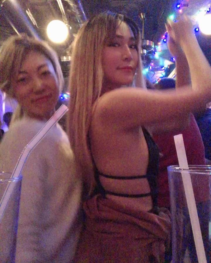 DJ mariennuのインスタグラム：「salsa night💋 We talked a lot & dance💃 @aishaintokyo big thanks😍 #むっちりbody #salsa #dance #bar #music #girls #girlsnight」