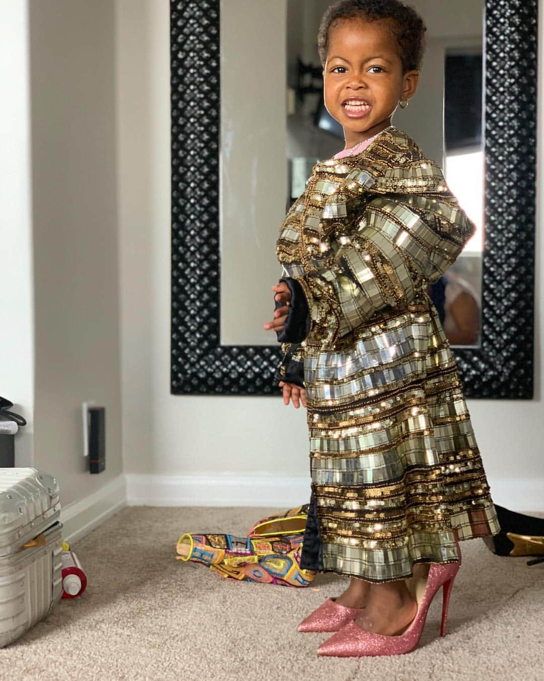 Angela Simmonsさんのインスタグラム写真 - (Angela SimmonsInstagram)「Good luck y’all lol !!! Y’all got such a lady on your hands ! Swipe for look 2 😂🥰 #GodMomLife」4月14日 0時50分 - angelasimmons