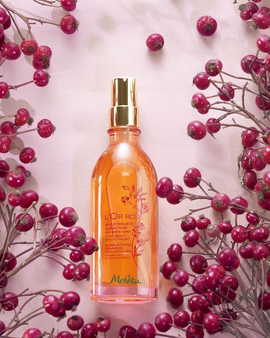 Melvita Officialのインスタグラム：「‹‹ C'est la première huile qui grâce à son parfum tout frais me donne envie de l'utiliser au quotidien. En plus, de beaux résultats après 15 jours de massages quotidiens (…) J'ai aussi converti quelques amies qui en sont ravies ! ›› 🌹⠀ Claire P, fidèle cliente Melvita.⠀ ⠀ #Melvita #Ouialabeautebio #Ardeche #Madeinfrance #bio #healthy #summerbodyiscoming」