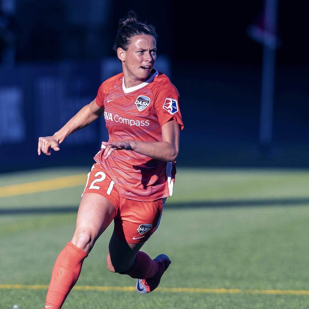 FIFAワールドカップさんのインスタグラム写真 - (FIFAワールドカップInstagram)「This weekend sees the start of USA’s National Women’s Soccer League. Every team will be looking to catch last season’s history-makers and reigning champions @thenccourage. With #FIFAWWC stars, number 1️⃣ draft picks and recent high profile trades, there are plenty of stories waiting to unfold in the season ahead.  #NWSL #USA @nwsl」4月14日 0時52分 - fifaworldcup