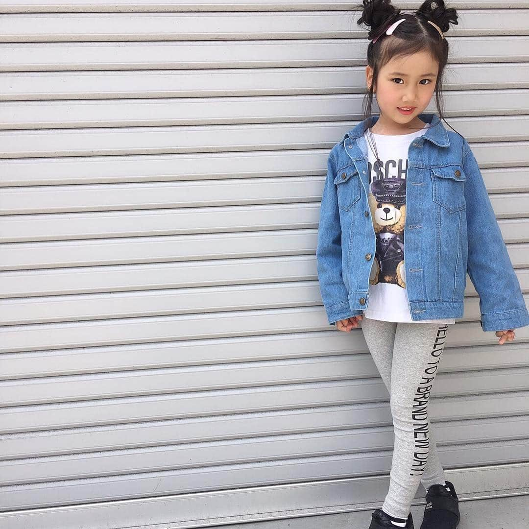 韓国子供服♡smilekids(すまいるきっず) さんのインスタグラム写真 - (韓国子供服♡smilekids(すまいるきっず) Instagram)「* * ☻ご覧頂き有難うございます☻ . . . 💛2019年冬春新作🍂💛 . . ︎︎︎︎︎︎︎︎︎︎︎︎︎︎︎︎☑︎サイド英字デザインがお洒落な レギンス販売中です💓 . . ユニセックスで着用出来ます♥ 人気商品の為、在庫わずかです💦 . . .  7.500円以上お買い上げ頂いた方は 送料無料となります。 尚、購入後は、同梱などは 受付ておりませんのでご了承下さい。 . . . ♡着画model ことのchan ☺︎smilekids monitor model☺︎ @kotono_libera_official  身長115cm 体重17kg size 130 . . . 🆕新作、続々入荷中♪ webで販売しています♡ . . . . ————————————————— . . web shop http://smilekids888.com/で販売しています← —————————————————— ★ゆうちょ振込での購入も可能です★ web shopより、在庫を確認後  商品名、サイズ、カラーをDMにて 連絡頂けると幸いです☺︎ 確認後のお返事になりますので お時間を頂く場合があります。 在庫が少ない場合や再入荷の人気商品は 取り置きが難しい事があります。 ご了承ください🥺 . . —————————————————— ご購入してくださった方へ✉️ @smilekids888 をタグ付けして投稿して頂いた方を ストーリーにて紹介させて頂きます😍  さらに‥抽選で‥ 毎月、５名様にお買い物で使えるクーポンを プレゼント🎁致します☺️ . 1等‥1.000円OFFクーポン(2名様) 2等‥500円OFFクーポン(3名様) . 沢山のタグ付けをお待ちしています😍  ____________________________________ . . . . . . . ☻webshopには.Instagramプロフより リンクでとべます✈︎✈︎✈︎ http://smilekids888.com/ . #熊本ママ #山鹿 #webshop #韓国子供服 #格安#お洒落を発信 #熊本 #キッズコーデ #キッズ#キッズファッション  #ig_kids #kids_japan #親バカ部  #kjp_ootd #今日の服 #kidsfashion #プチプラコーデ  #プチプラファッション #mamagirl #リンクコーデ#ママリ#smilekids #３歳#４歳#５歳#春#新作#レオパード」4月14日 0時53分 - smilekids888