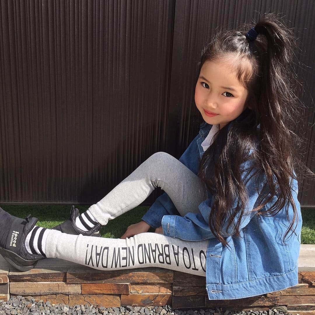 韓国子供服♡smilekids(すまいるきっず) さんのインスタグラム写真 - (韓国子供服♡smilekids(すまいるきっず) Instagram)「* * ☻ご覧頂き有難うございます☻ . . . 💛2019年冬春新作🍂💛 . . ︎︎︎︎︎︎︎︎︎︎︎︎︎︎︎︎☑︎サイド英字デザインがお洒落な レギンス販売中です💓 . . ユニセックスで着用出来ます♥ 人気商品の為、在庫わずかです💦 . . .  7.500円以上お買い上げ頂いた方は 送料無料となります。 尚、購入後は、同梱などは 受付ておりませんのでご了承下さい。 . . . ♡着画model ことのchan ☺︎smilekids monitor model☺︎ @kotono_libera_official  身長115cm 体重17kg size 130 . . . 🆕新作、続々入荷中♪ webで販売しています♡ . . . . ————————————————— . . web shop http://smilekids888.com/で販売しています← —————————————————— ★ゆうちょ振込での購入も可能です★ web shopより、在庫を確認後  商品名、サイズ、カラーをDMにて 連絡頂けると幸いです☺︎ 確認後のお返事になりますので お時間を頂く場合があります。 在庫が少ない場合や再入荷の人気商品は 取り置きが難しい事があります。 ご了承ください🥺 . . —————————————————— ご購入してくださった方へ✉️ @smilekids888 をタグ付けして投稿して頂いた方を ストーリーにて紹介させて頂きます😍  さらに‥抽選で‥ 毎月、５名様にお買い物で使えるクーポンを プレゼント🎁致します☺️ . 1等‥1.000円OFFクーポン(2名様) 2等‥500円OFFクーポン(3名様) . 沢山のタグ付けをお待ちしています😍  ____________________________________ . . . . . . . ☻webshopには.Instagramプロフより リンクでとべます✈︎✈︎✈︎ http://smilekids888.com/ . #熊本ママ #山鹿 #webshop #韓国子供服 #格安#お洒落を発信 #熊本 #キッズコーデ #キッズ#キッズファッション  #ig_kids #kids_japan #親バカ部  #kjp_ootd #今日の服 #kidsfashion #プチプラコーデ  #プチプラファッション #mamagirl #リンクコーデ#ママリ#smilekids #３歳#４歳#５歳#春#新作#レオパード」4月14日 0時53分 - smilekids888