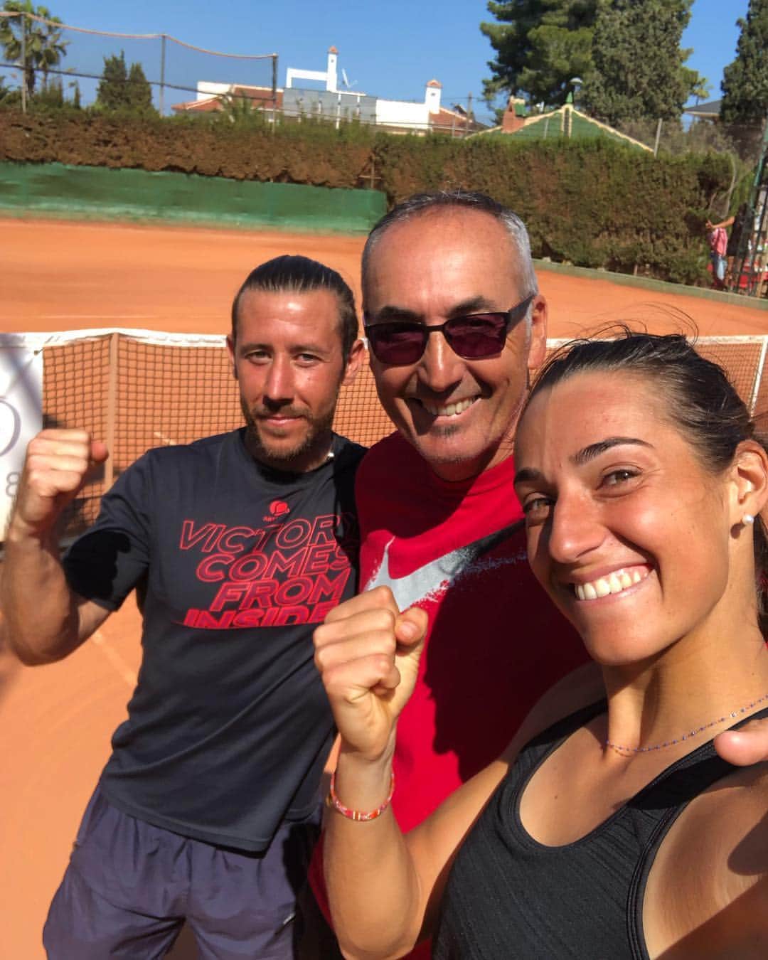 キャロライン・ガルシアさんのインスタグラム写真 - (キャロライン・ガルシアInstagram)「It’s a wrap ! End of a great two weeks of clay court preparation 💪🏼😁😅 fed cup time now 🇫🇷 C est fini ! Fin d’une preparation de deux semaines sur terre battue 💪🏼😁😅 Demain depart pour Rouen 🇫🇷 Fin de dos semanas de entrenamiento en tierra batida 💪🏼 #flywithcaro #teameffort #cestfini #vamos」4月14日 0時53分 - carogarcia
