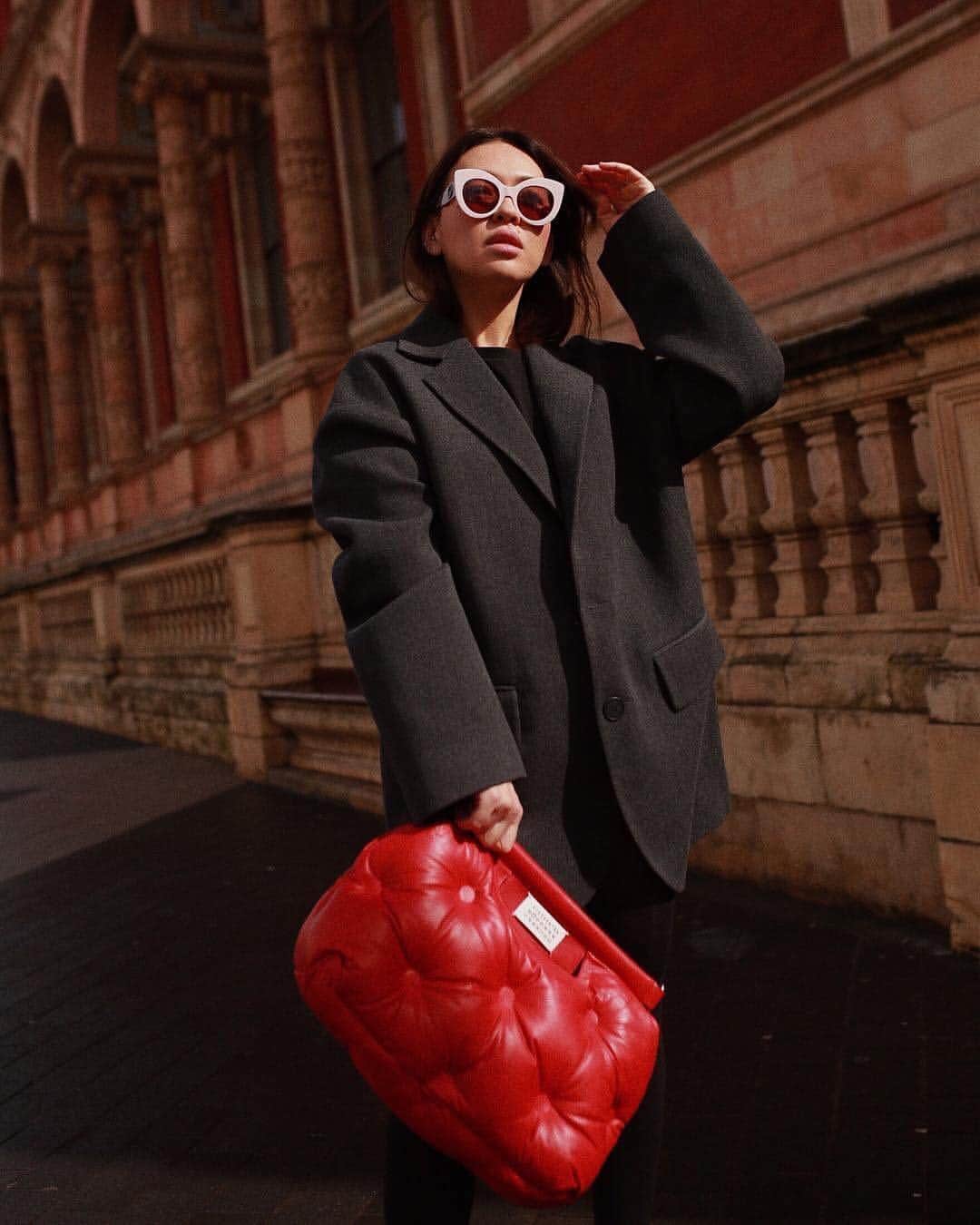 MATCHESFASHION.COMさんのインスタグラム写真 - (MATCHESFASHION.COMInstagram)「Supersize your wardrobe with larger-than-life silhouettes and accessories – as seen on @chykapuka. Hit the link in bio to shop @raeyofficial's blazer, @maisonmargiela's quilted bag and more.  #regram @chykapuka」4月14日 0時54分 - matches