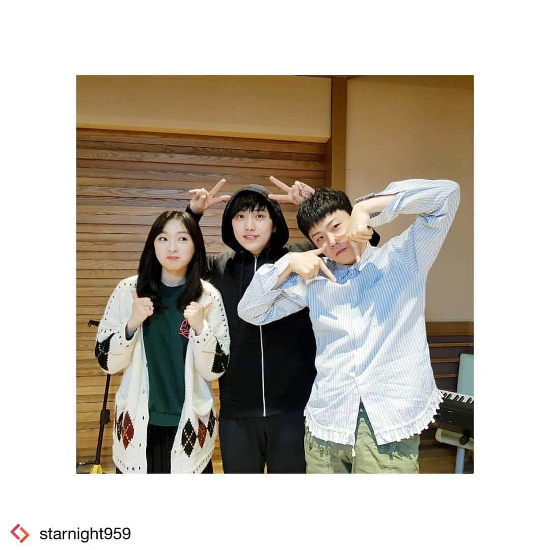 Aprilさんのインスタグラム写真 - (AprilInstagram)「#Repost from @starnight959 . c3s의 음원 발표!! 이 기쁜 소식을 다시 한번 강조했던 이번 방송😛 [라디오 소식] 게시판에 이렇게 붙어있답니다🧡 - 같이 맞혀보는 재미가 있는 <삼자대결 - 오늘 1위는?!> 퀴즈 당첨자분들은 '선곡표 게시판'에서 확인해주세요👏🎉 - #보너스 #영상 준씨에게도.. 발 뻗고 잘 날이 오길🙏😢 #1위하고 #꼬옥 #꿀잠 - #MBC #라디오 #표준FM #산들의별이빛나는밤에」4月14日 0時54分 - official.april