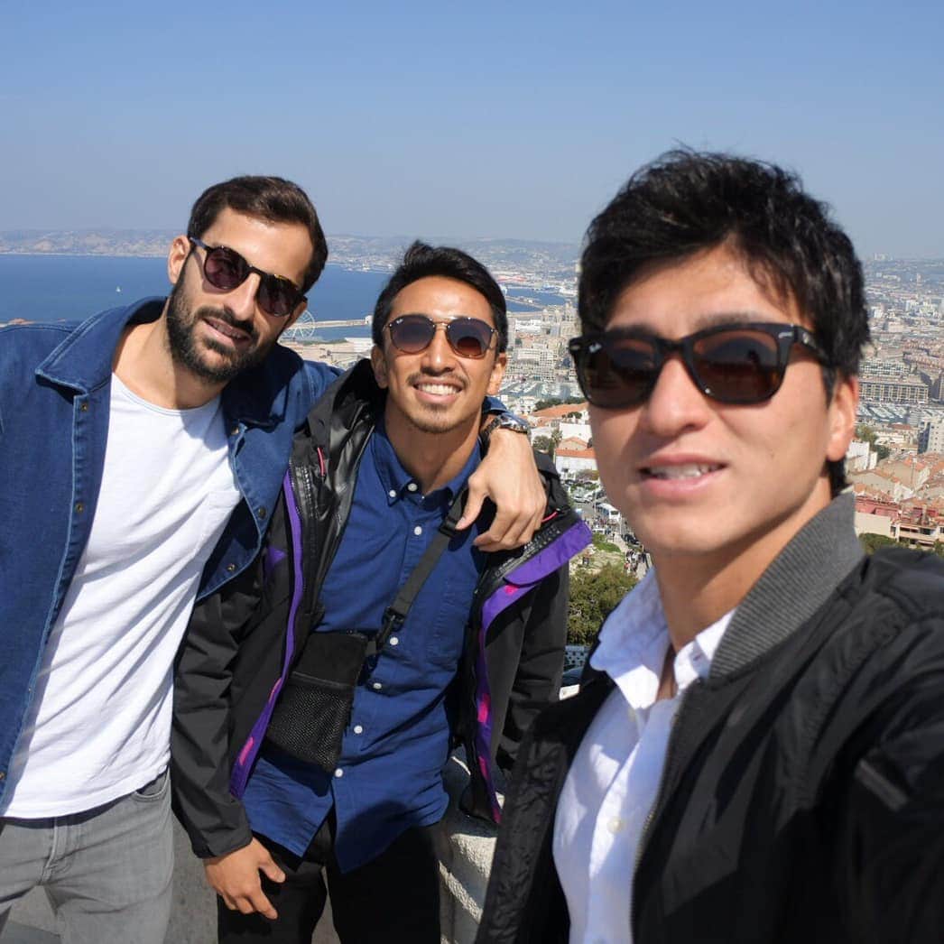 のインスタグラム：「マルセイユ観光行ってきました🌻😎 . Ugoが全部案内してくれて、とても楽しかったです！ Merci ugo! @ugocrousillat . 青い空☀️ 青い海🌊 赤レンガの屋根🏠 とヨーロッパの街並みを探索してよい休日でした👍 . #marseille #sea #visitfrance #tourist #マルセイユ#観光スポット #海外 #goodday #sunnydays #休日 #bluesky」