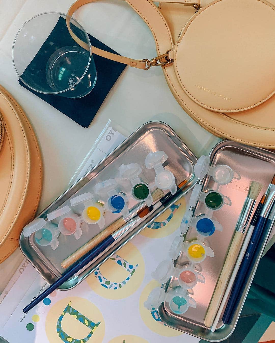 ミーガン・ヤングさんのインスタグラム写真 - (ミーガン・ヤングInstagram)「For our last day in Singapore, we had lunch in a chic restaurant and had a workshop on personalizing our own bags. I'm not very artistic when it comes painting so I'll just leave that picture out here 😂 ended the night dining with the @charleskeithofficial who took such good care of us during our stay 💖 I had a really great time bonding with everyone and learning about Charles and Keith's sustainable vision for their brand. So happy that I got to be a part of this trip 🌸 #ImWithCharlesKeith」4月14日 0時55分 - meganbata
