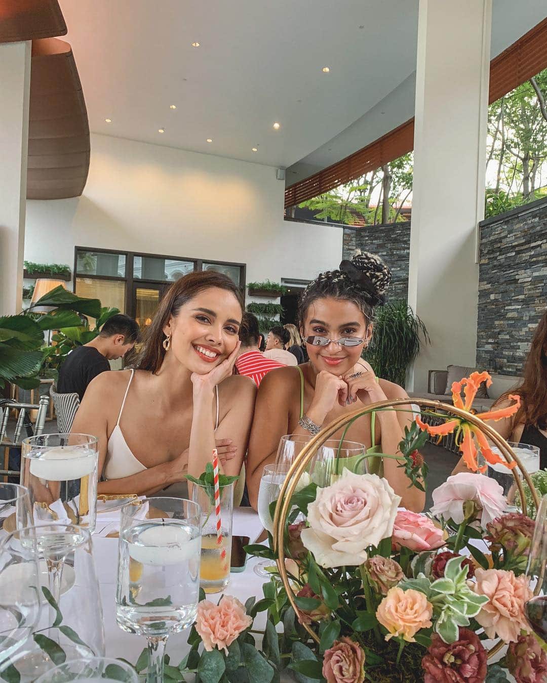 ミーガン・ヤングさんのインスタグラム写真 - (ミーガン・ヤングInstagram)「For our last day in Singapore, we had lunch in a chic restaurant and had a workshop on personalizing our own bags. I'm not very artistic when it comes painting so I'll just leave that picture out here 😂 ended the night dining with the @charleskeithofficial who took such good care of us during our stay 💖 I had a really great time bonding with everyone and learning about Charles and Keith's sustainable vision for their brand. So happy that I got to be a part of this trip 🌸 #ImWithCharlesKeith」4月14日 0時55分 - meganbata